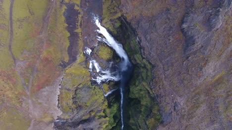 Vertikale-Ansicht-Des-Glymur-Wasserfalls-In-Island.-Bewölkter-Tag
